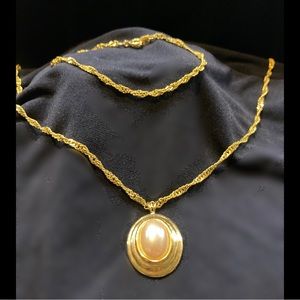 Vintage Avon Necklace and Bracelet Set . Pearl & Gold